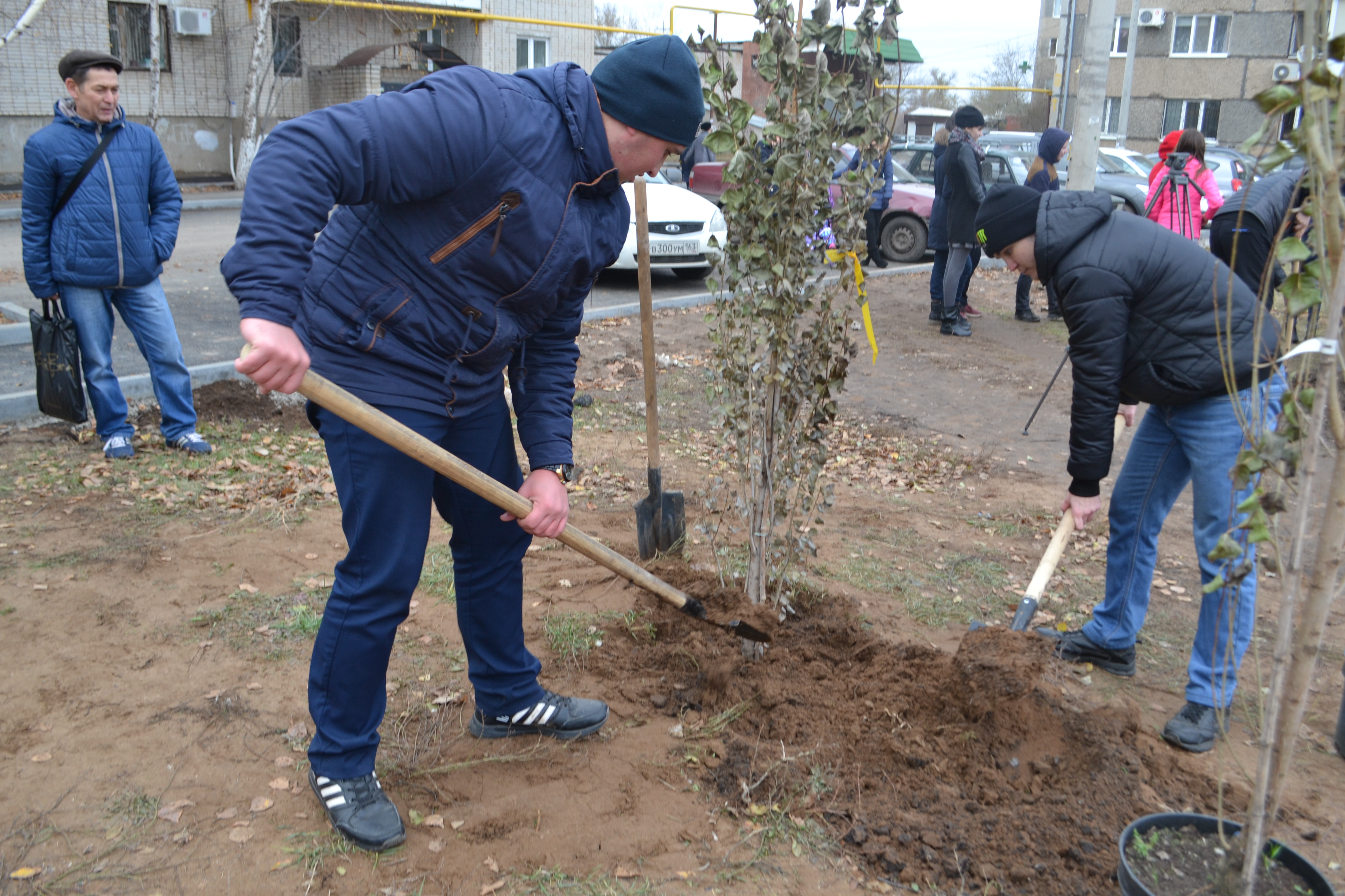 По завершении ремонтных работ во дворах жители городского округа Кинель  проводят субботники. — Сайт администрации Городского округа Кинель